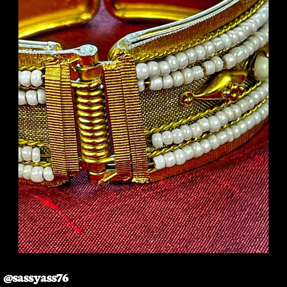 ▪️VTG▪️1970's Beaded Boho Embossed Brass Hinged Bracelet - Picture 6 of 8